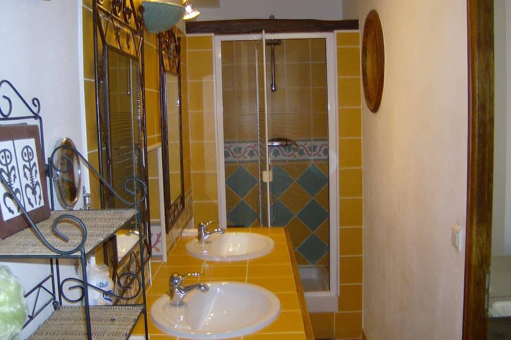 Entire apartment, Air-conditioned country cottage with wifi and shaded terrace facing the Luberon in Roussillon, Parc naturel régional du Luberon