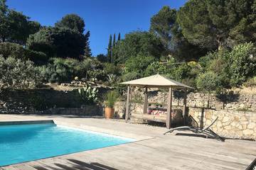 Gîte pour 2 personnes, avec piscine et terrasse à Éguilles