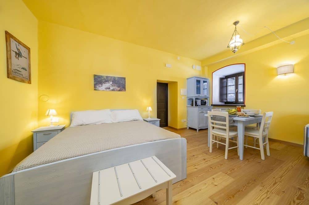 Entire apartment, A charming and welcoming studio apartment of approximately 25 square meters, perfect for three people, located on the ground floor of a historic building built in 1864 and renovated in 2025 while maintaining its historic atmosphere (No elevator).The prop in Tarvisio, Karnischer Hauptkamm