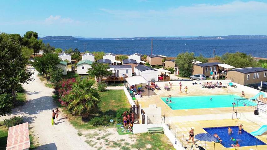 Camping pour 4 personnes, avec terrasse ainsi que jardin et piscine