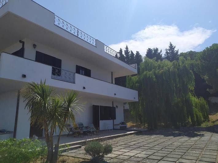 Villa per 10 persone, con giardino e panorama nonché piscina e terrazza, con animali domestici in Abruzzo