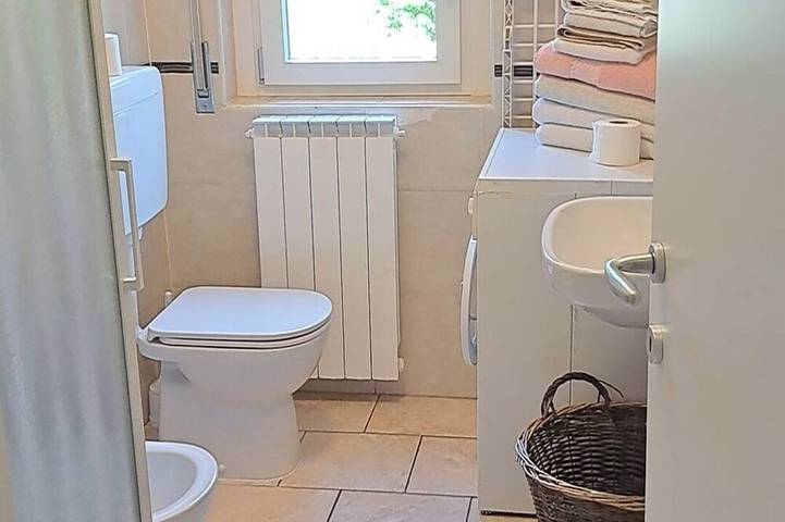 Apartamento entero, Dinky's apartment with forest view balcony in Magreglio, Lago de Como