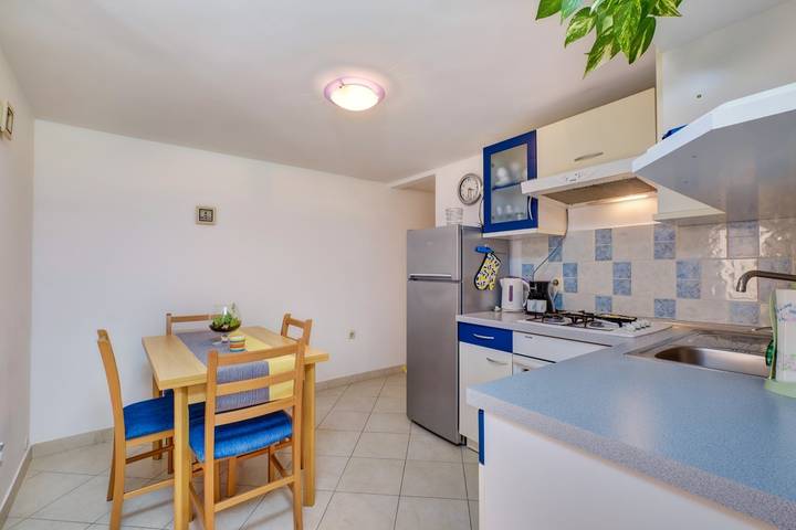 Ganze Wohnung, 1-Zimmer-Ferienwohnung am Strand Martinscica (Cres) -b in Martinscica, Cres