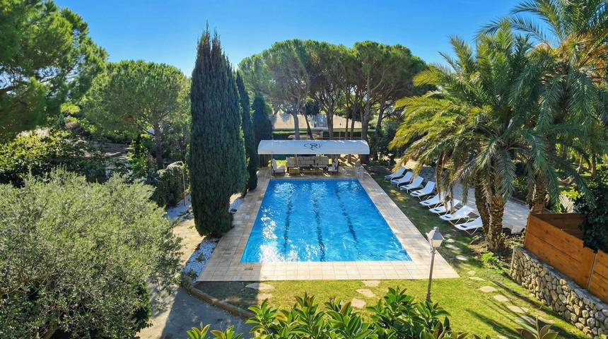 Villa for 18 people, with pool and garden in Sitges