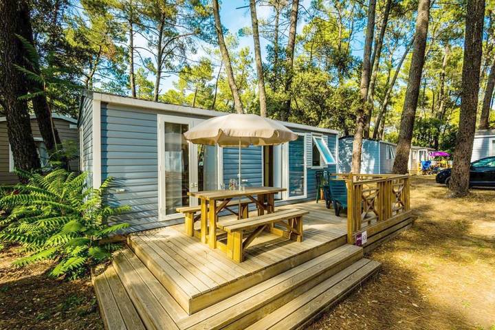 Camping pour 6 personnes, avec piscine ainsi que bassin pour enfant et terrasse, animaux acceptés