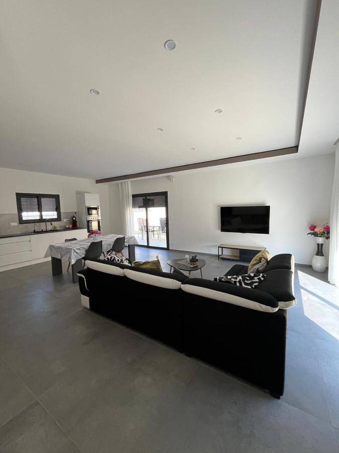 Location de vacances pour 8 personnes, avec terrasse et jardin à Les Tourrettes