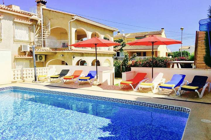 Chalet für 17 Personen, mit Balkon und Garten in Oliva