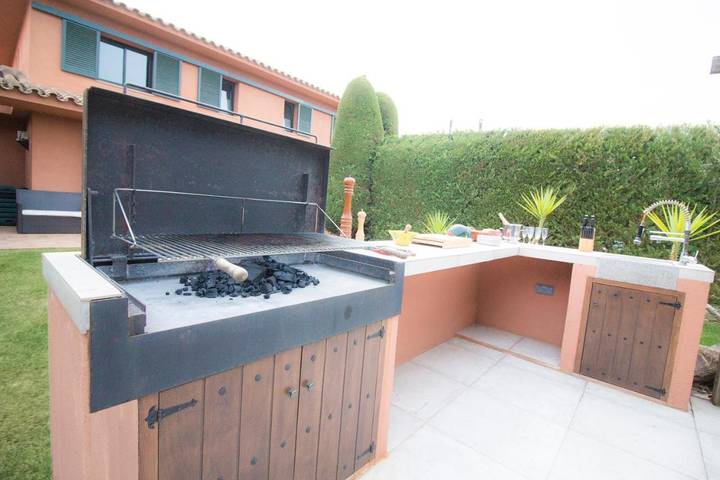 Location de vacances pour 4 personnes, avec jacuzzi et piscine ainsi que sauna et jardin à Navata - 4