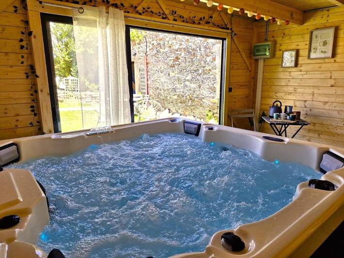 Appart’hôtel pour 2 personnes, avec piscine et sauna ainsi que jardin et vue