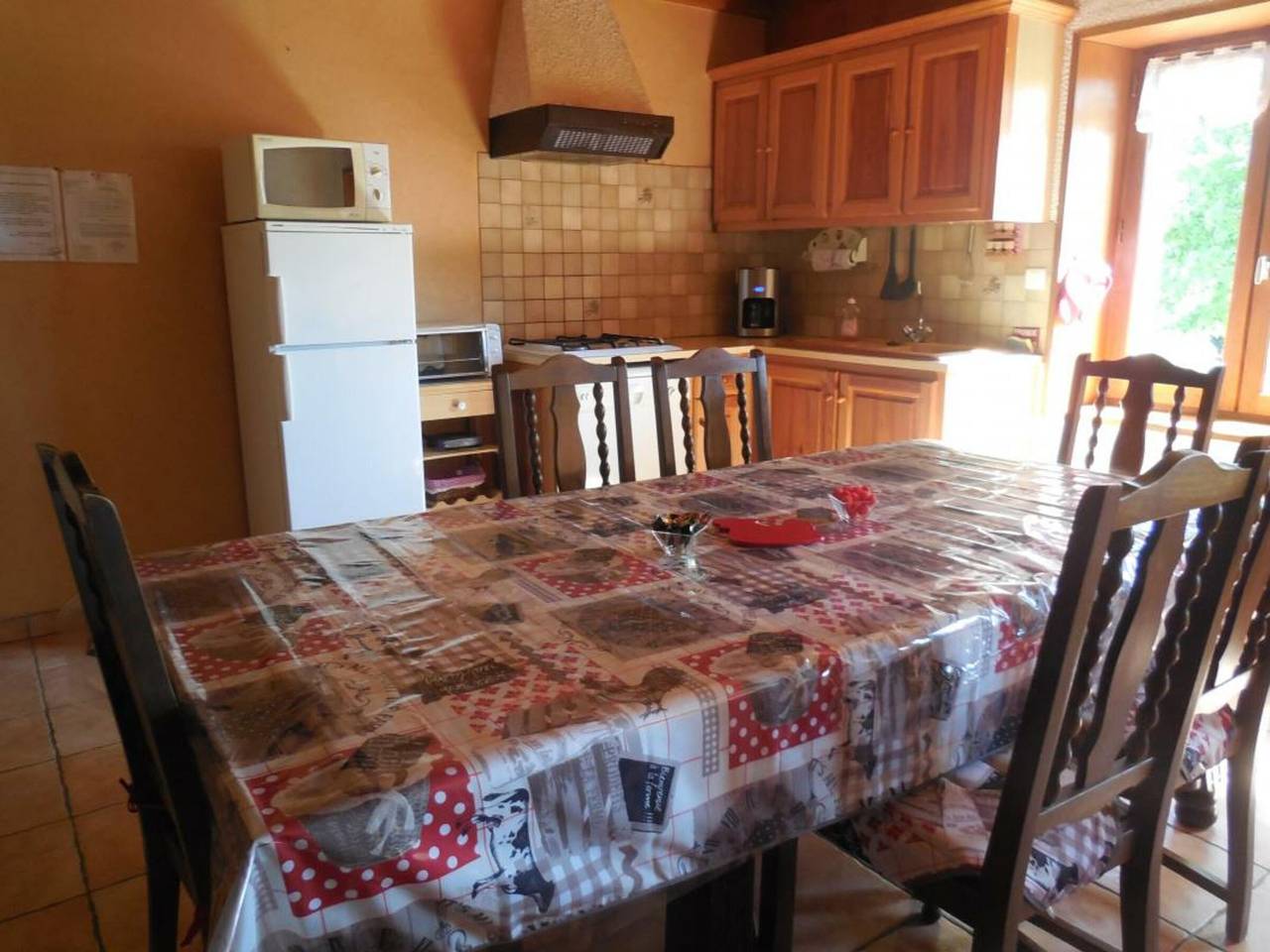 Gîte rustique avec cheminée, jardin et wifi in Chambœuf, Montbrison