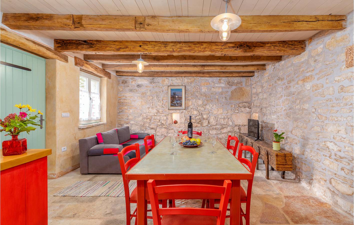 Entire holiday apartment, Charming Apartment with Pool & Wi-Fi, 2km from Kanfanar City Center in Žminj, Central Istria