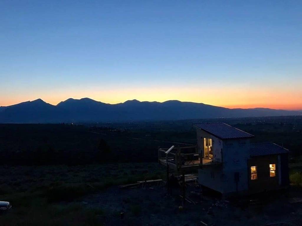 Ganze Wohnung, Rustikales modernes kleines Haus mit 270 Grad Blick auf das Bitterroot Valley in Ravalli County
