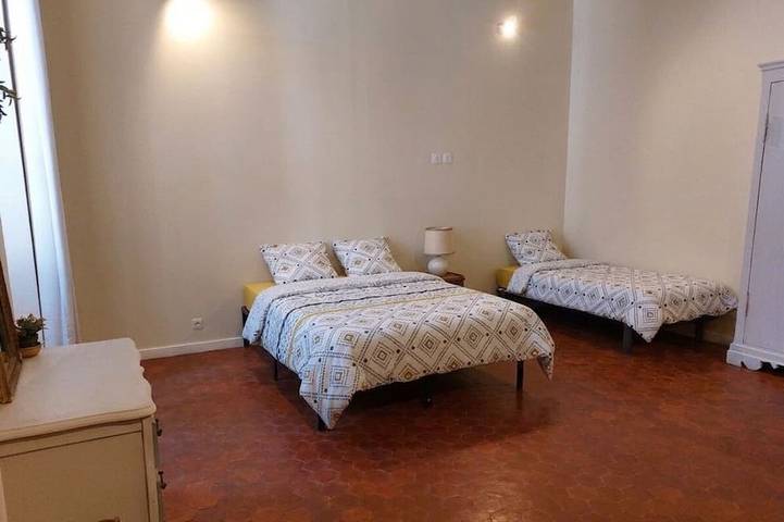 Entire apartment, Charming and bright studio apartment (Near Avignon & the vineyards) in Roquemaure, Nimes region