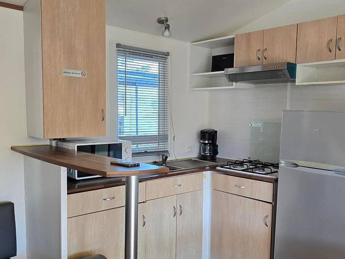 Flower Camping Orly d'Azur - Mobilheim 6 personen - Mobilheim Cayanne Standard Clim 31m² - 2 Schlafzimmer, halbüberdachte Terrasse - Klimaanlage in Six-Fours les Plages, Mittelmeerküste (Frankreich)