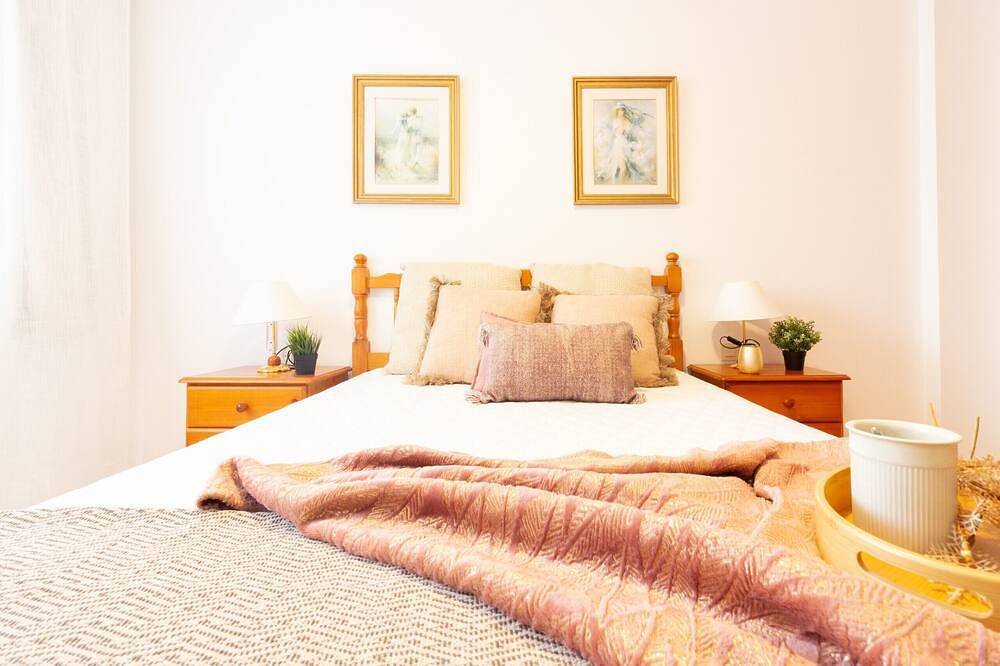 Ganze Wohnung, Apartamento Xaloc: Primera línea de mar con piscina, terraza y parking in Platja Llarga de Cubelles (Vilanova i la Geltrú), Cubelles