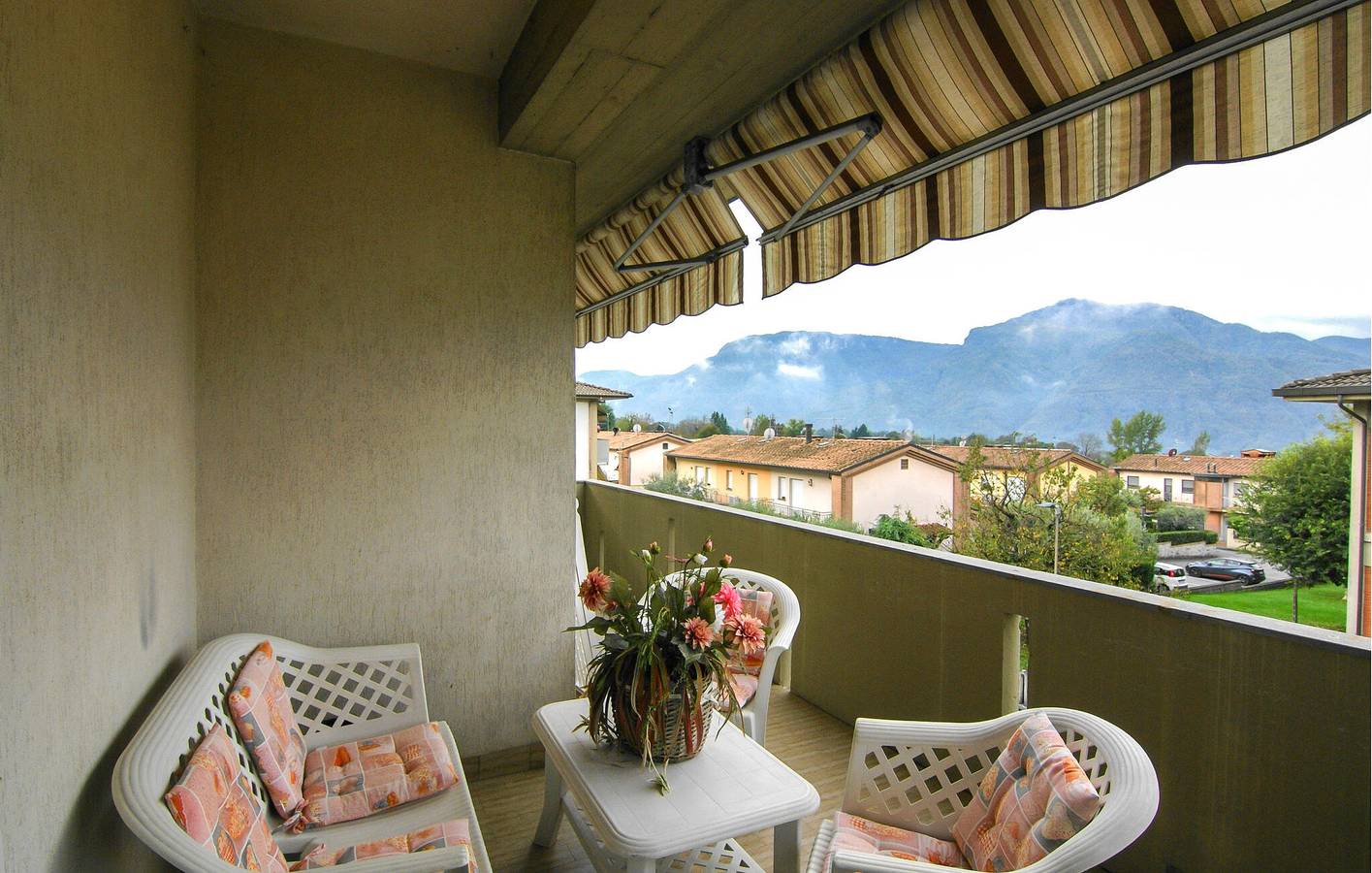 Ganze Ferienwohnung, Ruhige Gartenwohnung mit Pool in der Nähe von Barga Zentrum in Barga, Parco Regionale delle Alpi Apuane