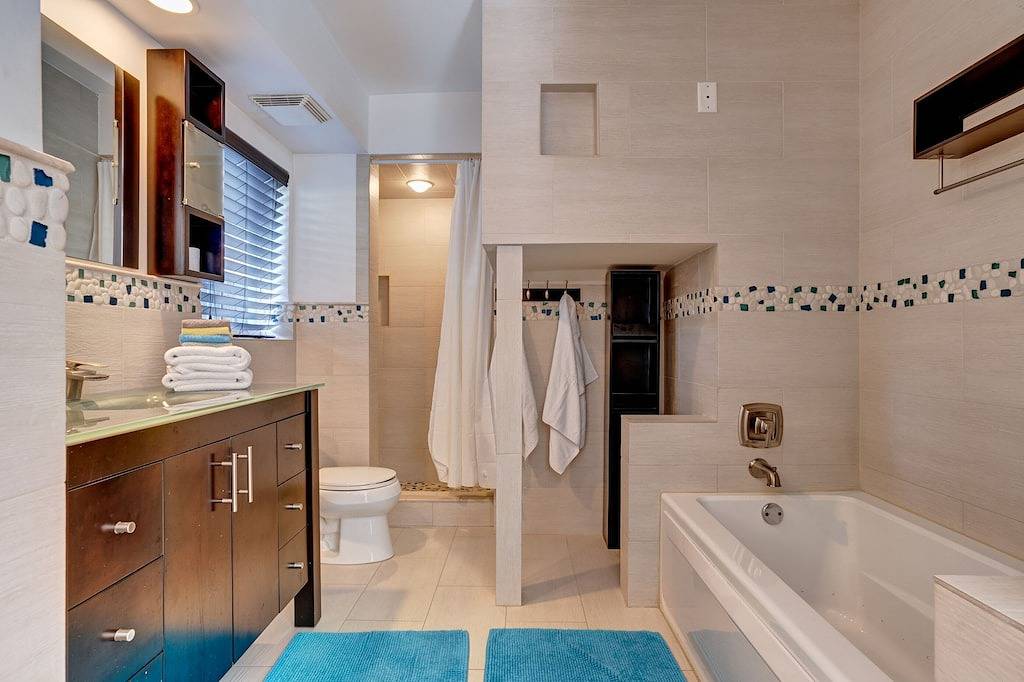 Beautiful Beach House with pool, lush tropical landscaping steps from the ocean in Lauderdale Beach, Fort Lauderdale