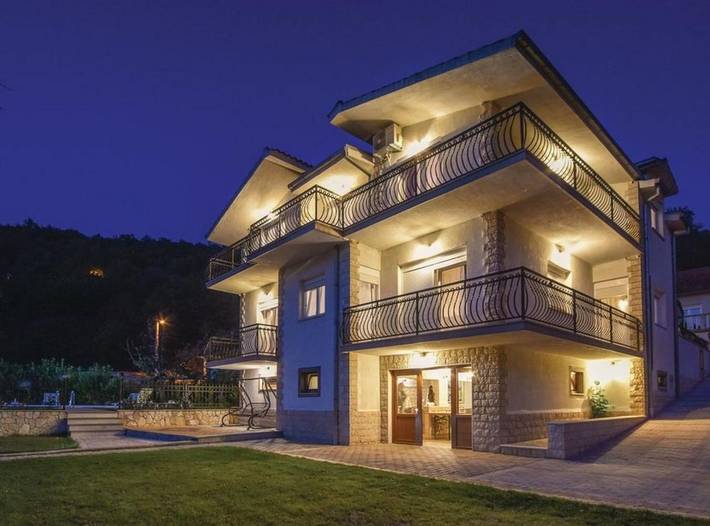 Ferienhaus für 11 Personen, mit Balkon und Terrasse sowie Garten und Pool