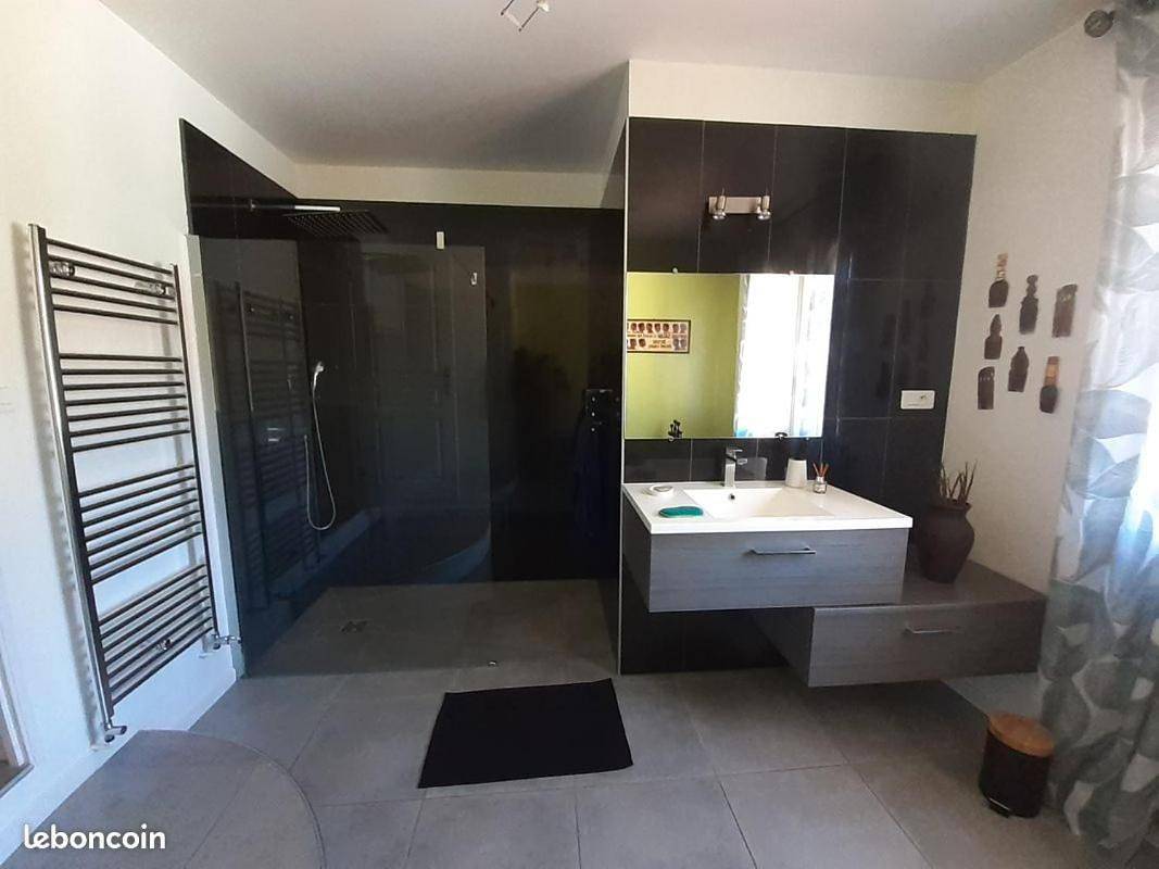 Double Room with Private Bathroom in La Seyne-sur-Mer, Côte méditerranéenne (France)