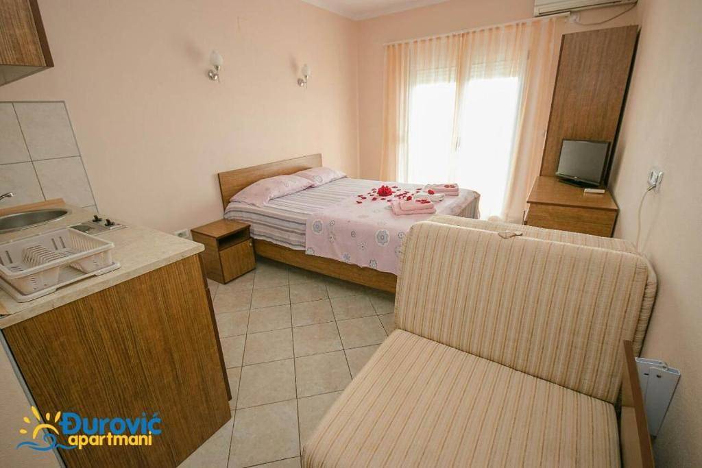 Geheel appartement, Vakantieappartement voor 3 personen met balkon/terras in Dobra Voda, Montenegro Coast