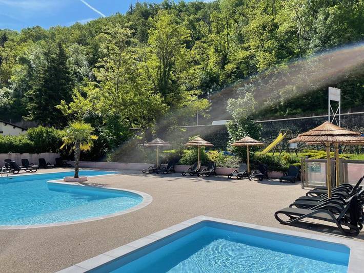 Camping pour 4 personnes, avec Terrasse et Jardin ainsi que Bassin pour enfant et Piscine