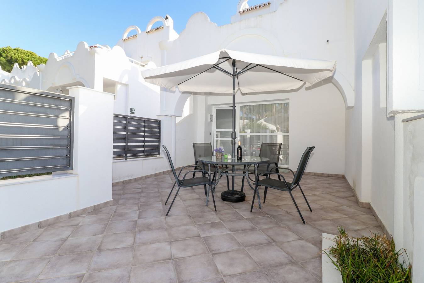Bright townhouse -great onsite facilities in Hacienda Las Chapas, Marbella