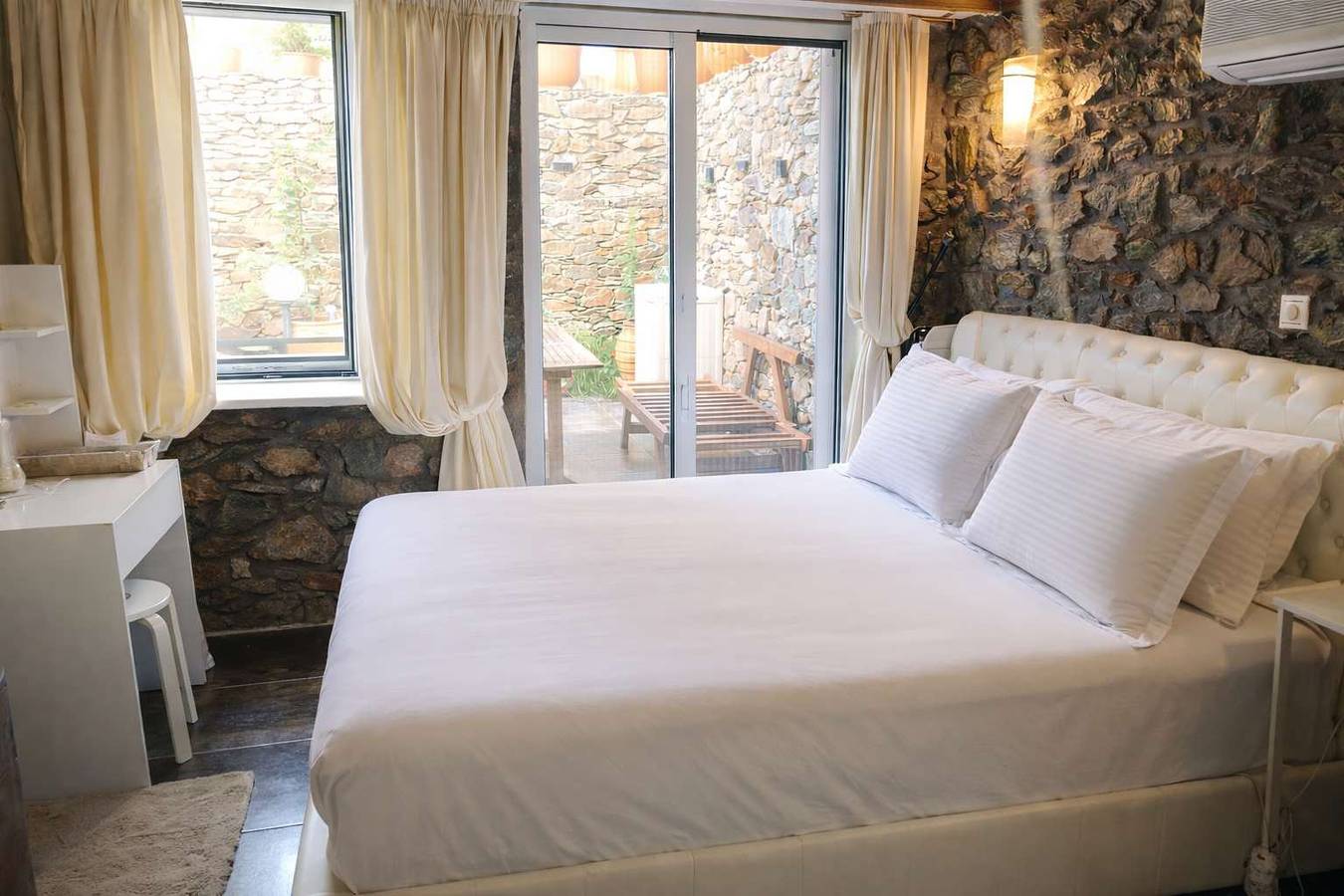 Ganzes Studio, Crete Studios - Sitia Cozy Stay with Private Patio in Sitia, Lasithi