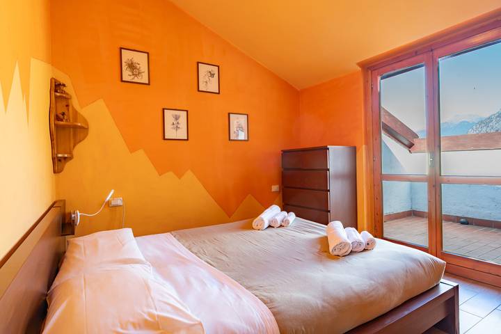 Ganze Wohnung, Spacious mountain view attic apartment in Barzio, Gemeinde Barzio