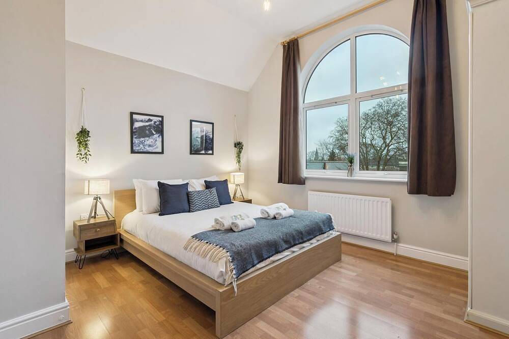 Apartamento entero, 2-Bed Flat • Balcony • Parking • Walk to Castle in Windsor, Berkshire