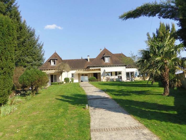 Location de vacances pour 2 personnes, avec jardin et piscine ainsi que vue et terrasse dans le Limousin