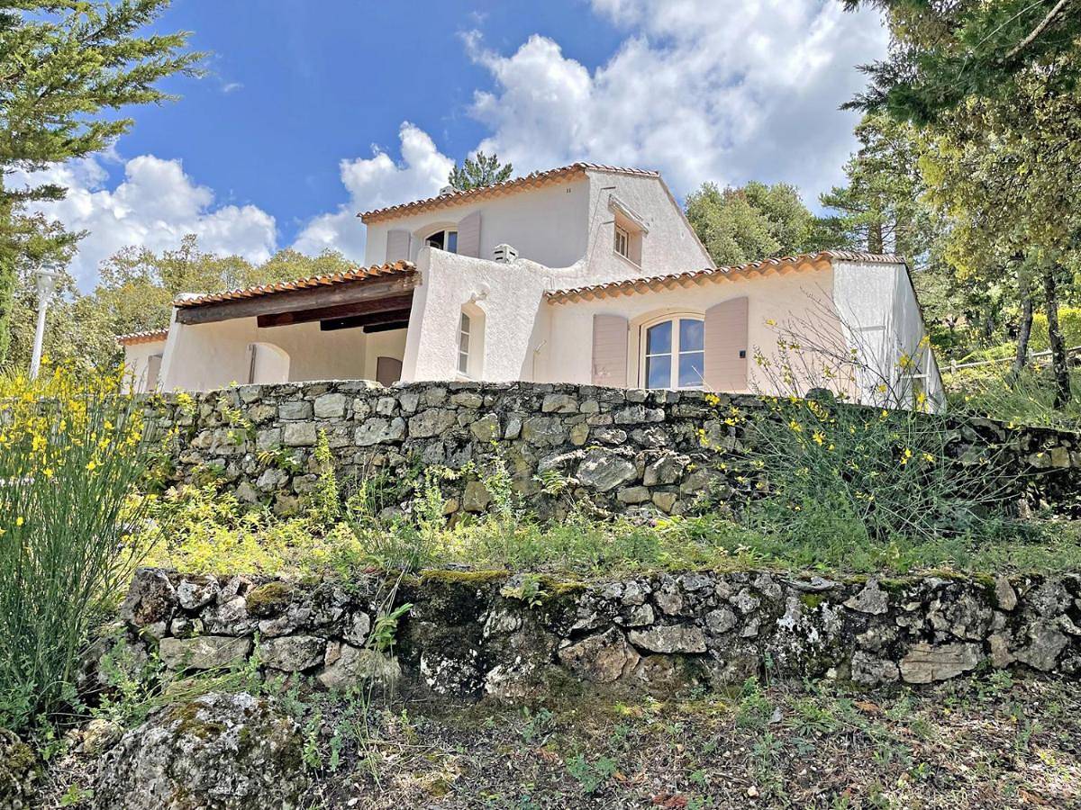 Three-Bedroom House in Tourtour, Région de Draguignan