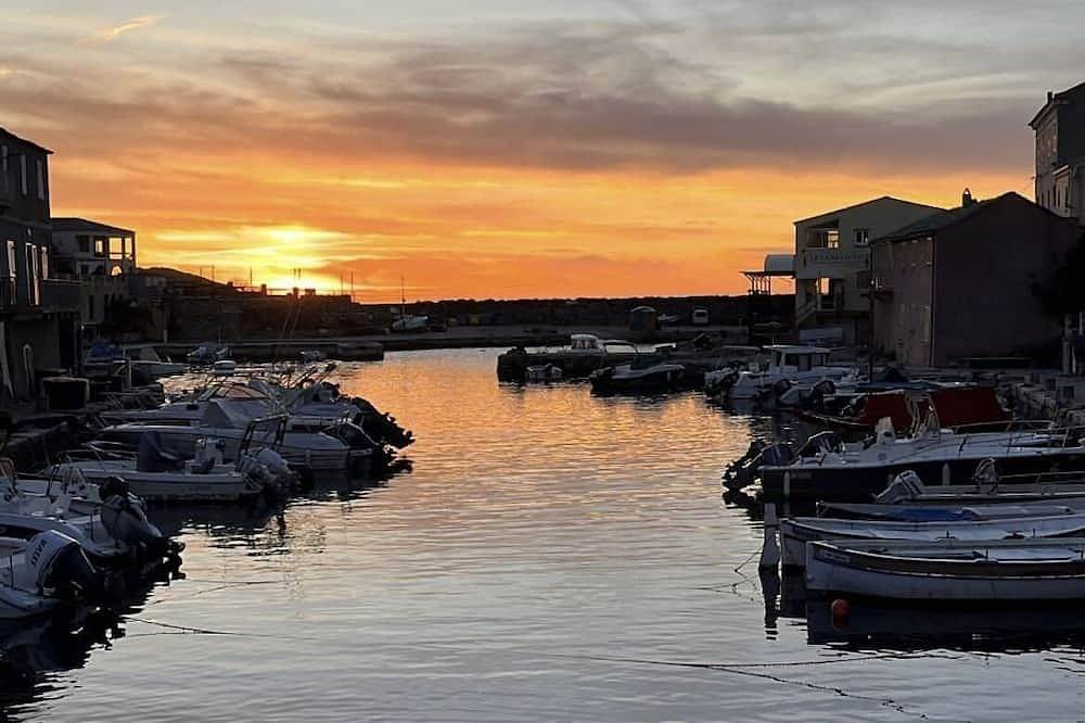 Grande chambre lumineuse dans pittoresque port de pêche in Centuri, Cap Corse