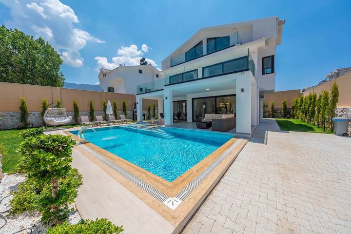 Villa für 8 Personen, mit Garten und Whirlpool sowie Pool - 1