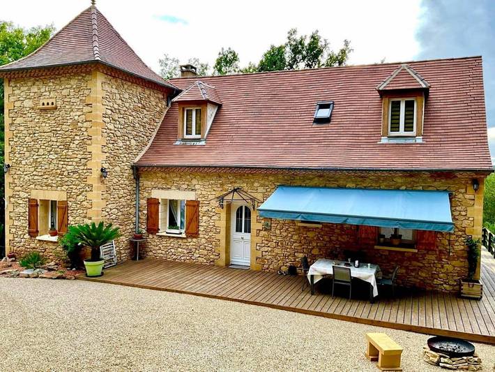 Location de vacances pour 8 personnes, avec terrasse et vue ainsi que jardin et piscine à Calès