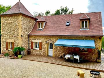 Gîte pour 8 personnes, avec jardin et vue ainsi que piscine et terrasse à Calès