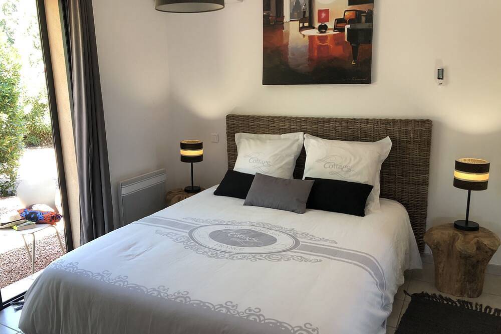 4* architect's villa, contemporary, air-conditioned with heated swimming pool in Zonza, Arrondissement de Sartène