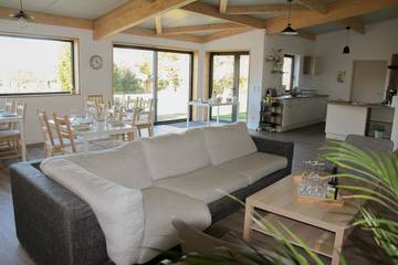 Gîte pour 15 personnes, avec terrasse et jardin à Peillac