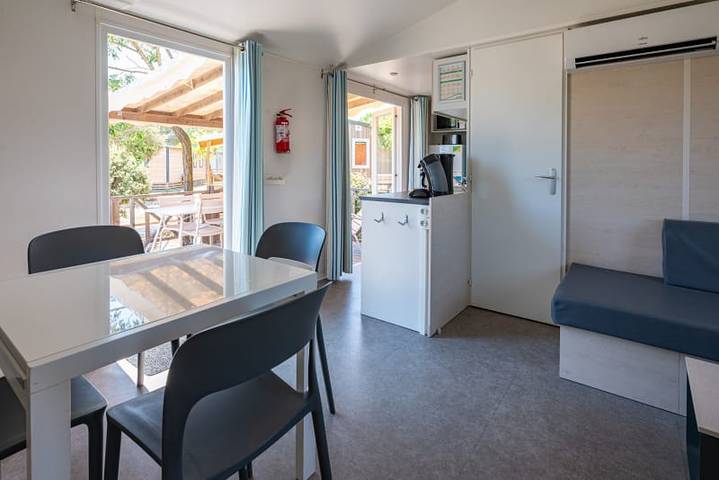 Caravane pour 6 personnes, avec vue sur le lac ainsi que terrasse et balcon/terrasse à Le Muy - 4