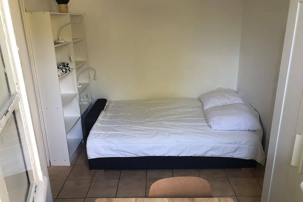 Toulon-Mourillon: studio apartment with private courtyard, 700 m from beaches.  in Tolón, Region de Toulon