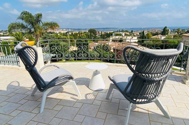 Villa pour 8 personnes, avec balcon ainsi que jardin et piscine, animaux acceptés dans Golfe-Juan