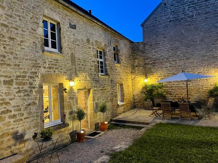 Cottage pour 8 personnes, avec jardin ainsi que jacuzzi et piscine à Gigny
