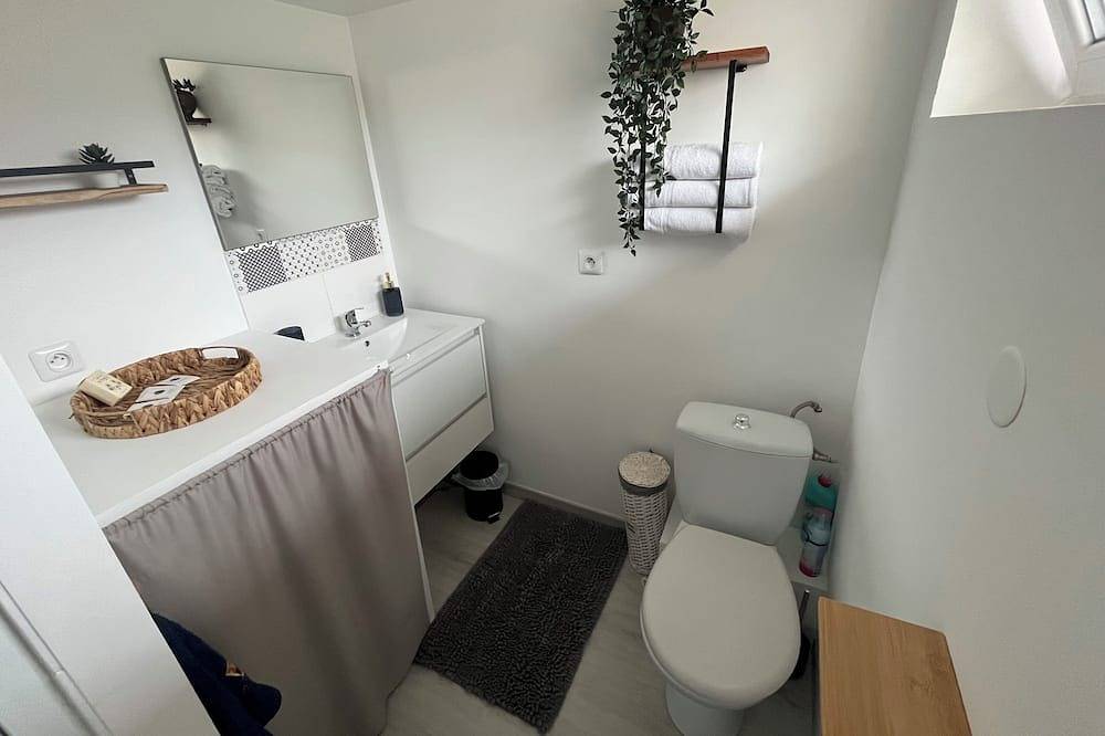 Entire apartment, Sublime, peaceful cottage on Bellegarde between Nimes and Arles in Bellegarde, Nimes region