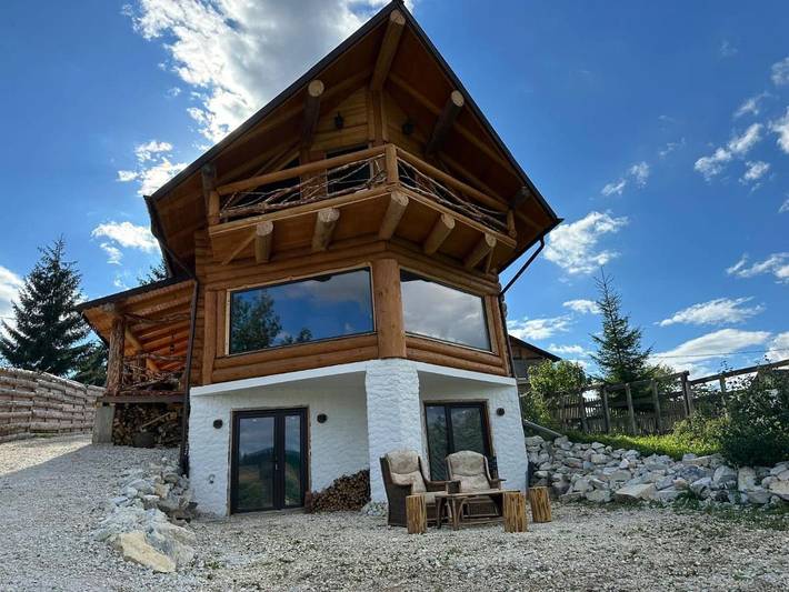 Gîte pour 8 personnes, avec jardin ainsi que balcon et vue dans Dorna-Arini