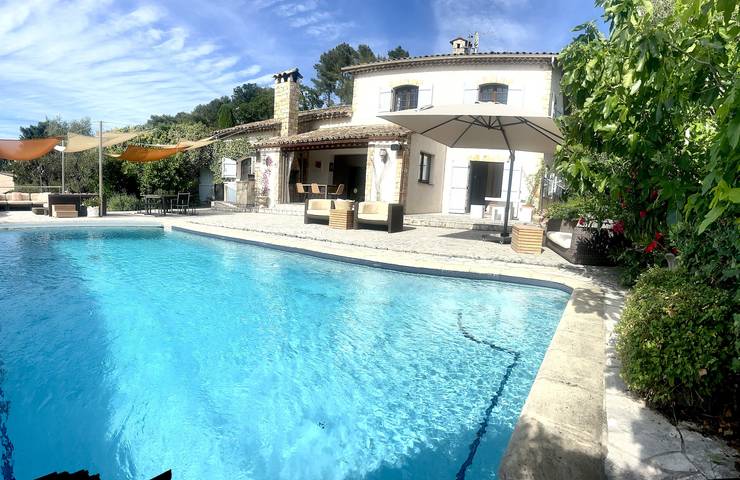 Atemberaubende Opio-Villa auf einem Hügel mit außergewöhnlicher Aussicht zum Aufladen von Elektrofahrzeugen, Spaziergang nach Valbonne in Opio, Mittelmeerküste (Frankreich)
