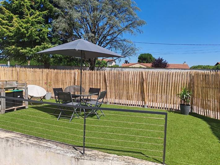 Gîte pour 4 personnes, avec terrasse et piscine à Anneyron