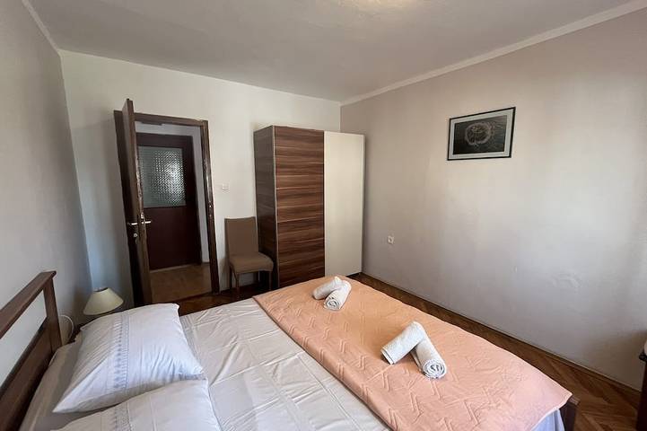 Ganze Wohnung, Apartment Nino - Ein-Zimmer-Wohnung mit Meerblick in Brodarica, Šibenik-Knin