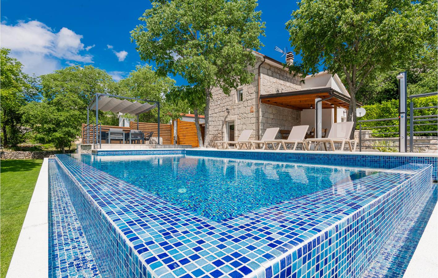 Reizende 61 m² große Wohnung mit Pool, WLAN, Parkplatz und Küche in Imotski, Makarska Riviera