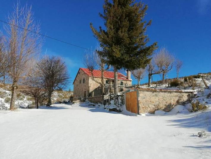 Chalé para 6 pessoas, com vista e terraço e ainda vista para o lago, com animais de estimação na Serra da Estrela
