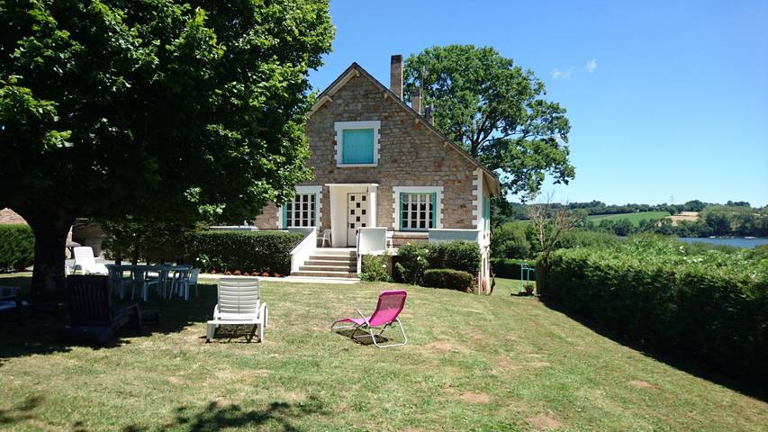 Gîte pour 7 personnes, avec vue sur le lac ainsi que terrasse et jardin, animaux acceptés