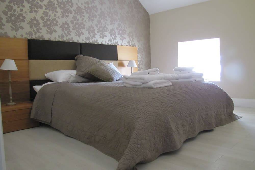 3 bedroom, sleeps 6, beautiful Village in the centre of Ireland in Mullingar, County Westmeath